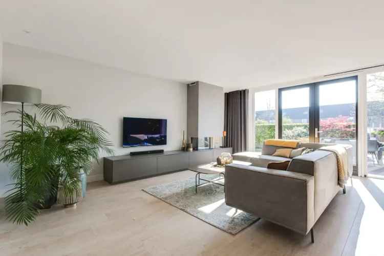 Huis te koop Bergschenhoek Ruime 2 1 kapwoning met garage en tuin