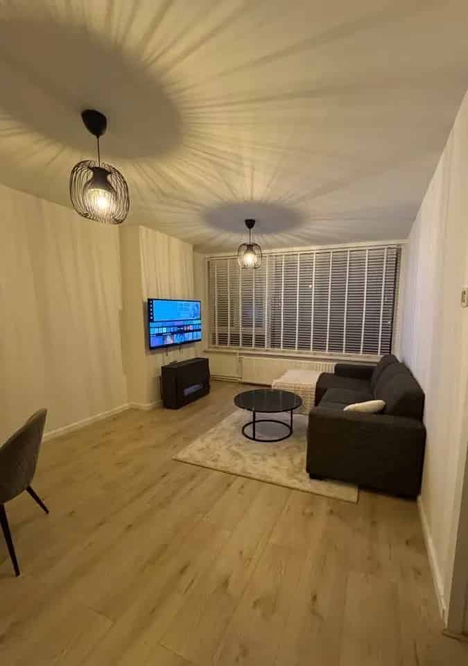 Kamer te Huur Rotterdam: Gemeubileerde Kamer voor Vrouw
