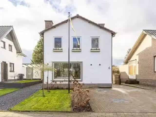Vrijstaande woning Born: Ruime woonkamer, moderne keuken, diepe tuin