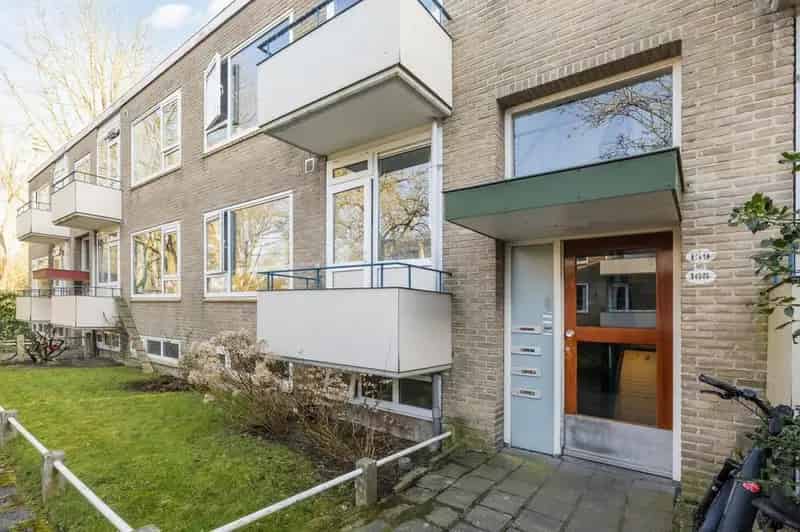 2-kamer appartement Helpman: Licht, 2 balkons, nabij centrum