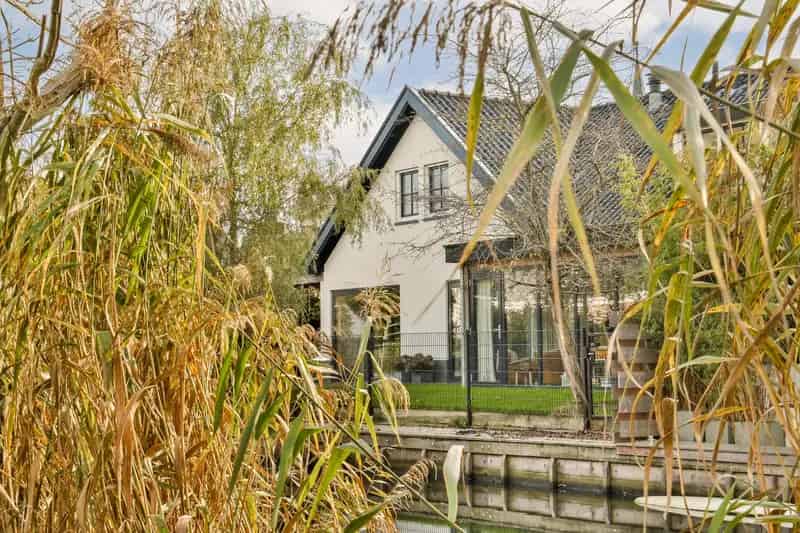 Huis te koop Baambrugge: Luxe gerenoveerd woonhuis aan het water