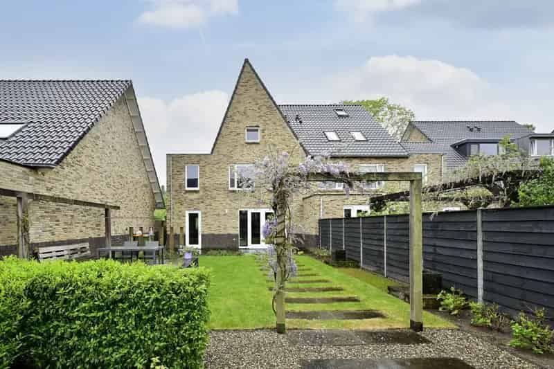Tweekapper Enka 4 slaapkamers tuin berging nabij bos station