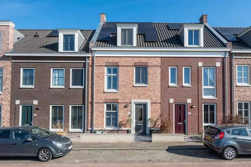 Instapklare woning Neerwal: 4 slaapkamers, zonnepanelen, vrij uitzicht