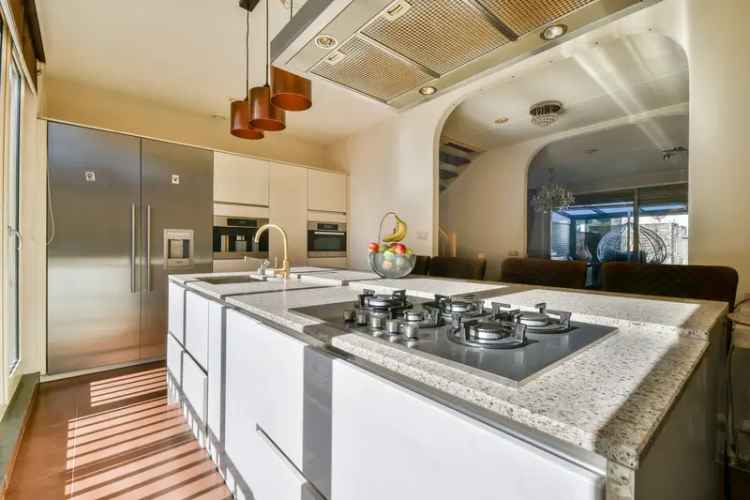 Huis te koop Amsterdam Zuidwest: Moderne 3-laagse woning met veranda en parkeerplaats