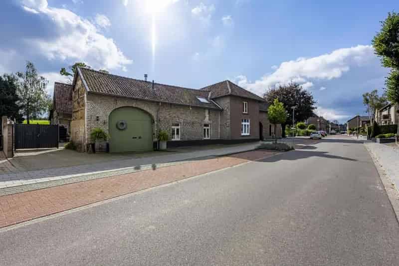 Monumentale Boerderij Landgraaf Ruime Oprit Zwembad Paardenweide