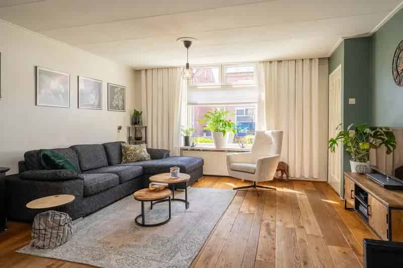 Gezinswoning te koop in t Hogeland 3 slaapkamers diepe tuin