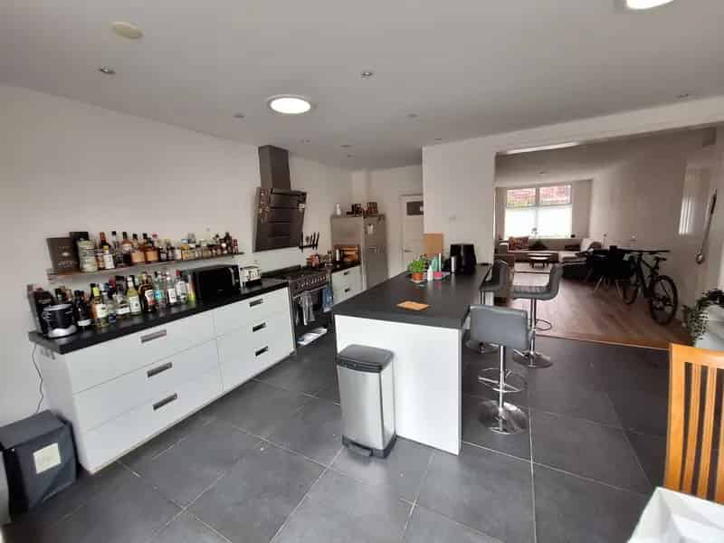 Ruime woning te delen met expat