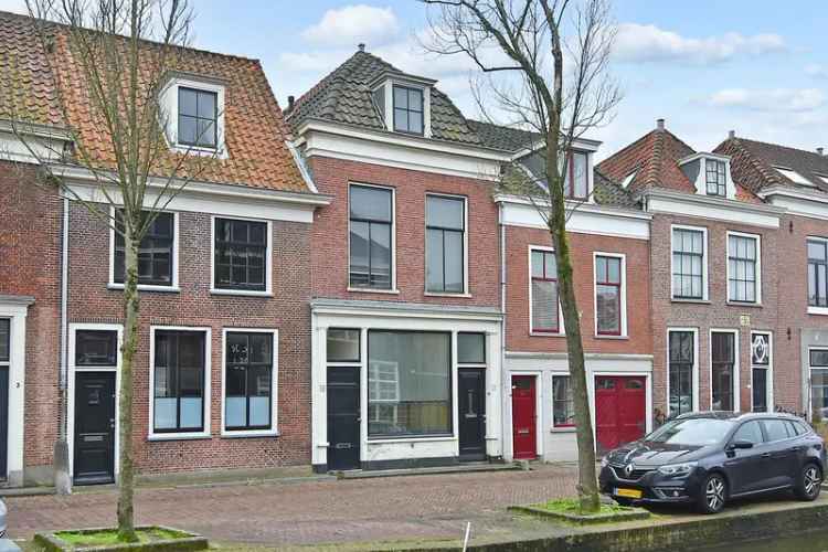 Grachtenpand Delft: Ruime Benedenwoning nabij Oostpoort