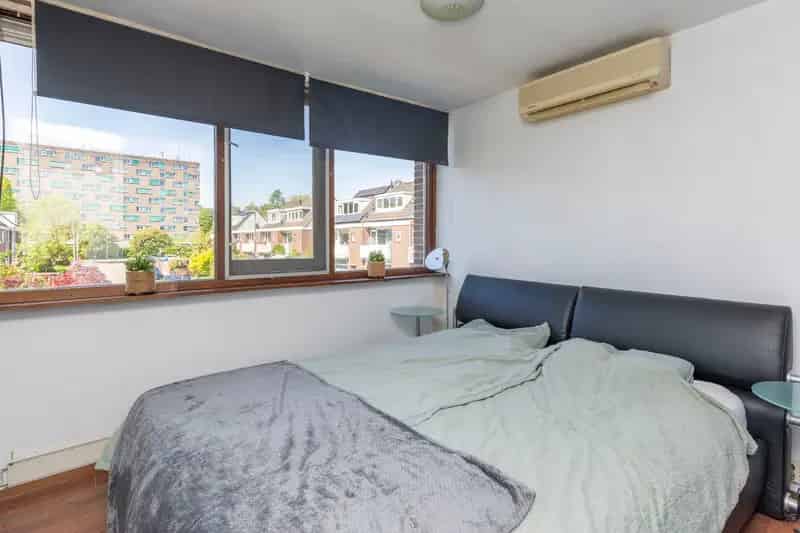 Hoekwoning Rotterdam 2 slaapkamers ruime tuin 2 bergingen