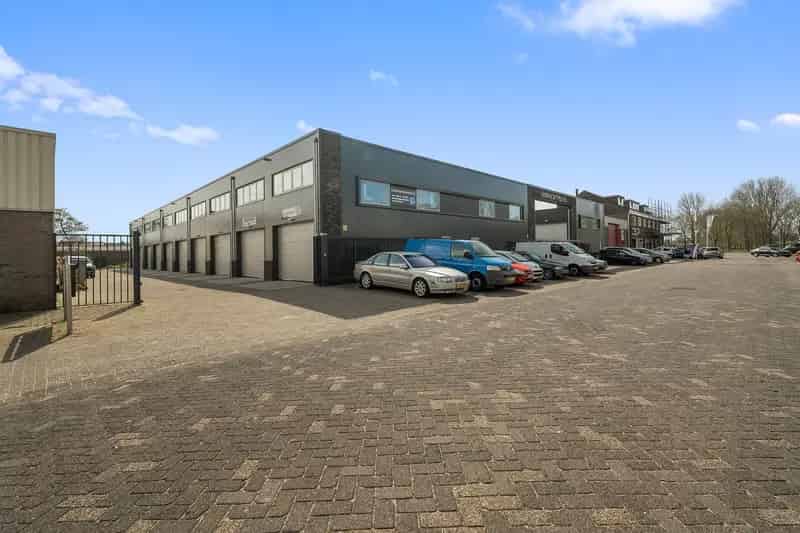 Garagebox Den Helder te koop: Loods met kantoor