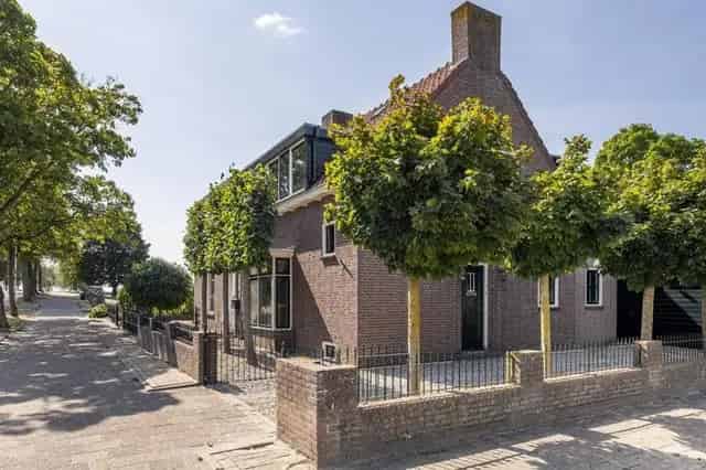 2-onder-1-kap woning Hellevoetsluis 90m2 4 kamers te huur