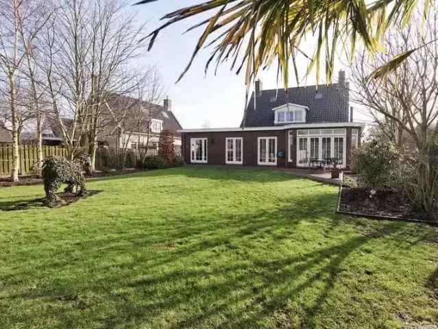 Moderne Gasloze Villa met Zwembad en Loods te Aalsmeer