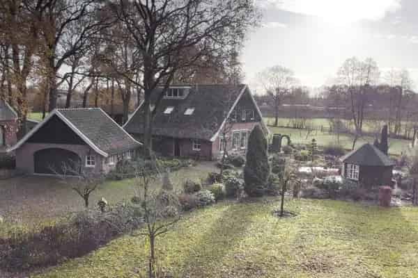 Luxe woonboerderij Oldenzaal grote tuin en weiland