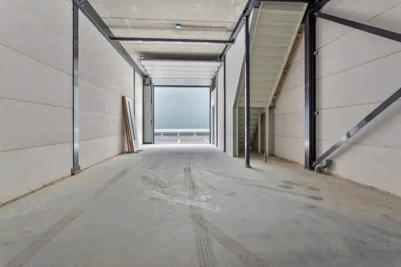Bedrijfshal te Huur Roelofarendsveen 299m2