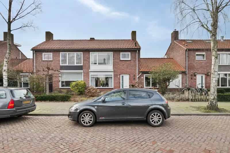 Ruime Tweekapper Etten Leur 3 slaapkamers Diepe Tuin Carport