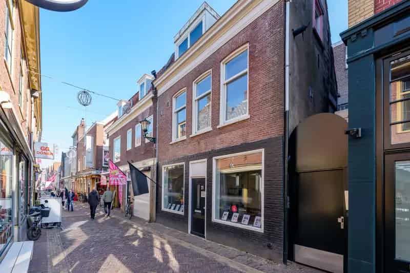 Winkelruimte Alkmaar Achterstraat te koop met appartementen