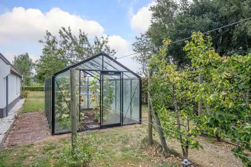 Boerenhoeve met paardenstallen te koop nabij Putten