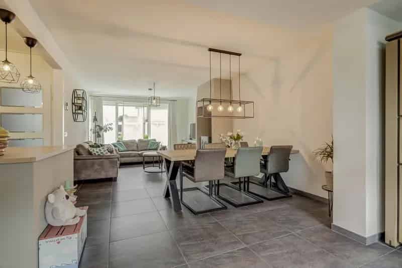 Tussenwoning Bergeijk 3 slaapkamers moderne badkamer tuin