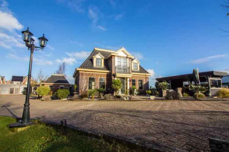 Unieke Villa met Bijgebouw aan het Water