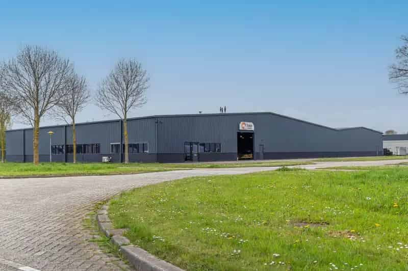 Bedrijfshallen te Huur Lelystad 2135m2 Kantoor 100m2