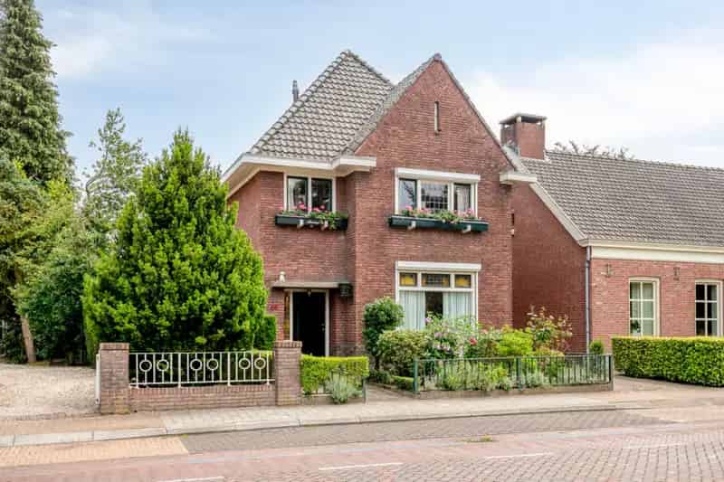 Jaren 30 woning te Best ruime tuin garage praktijk aan huis