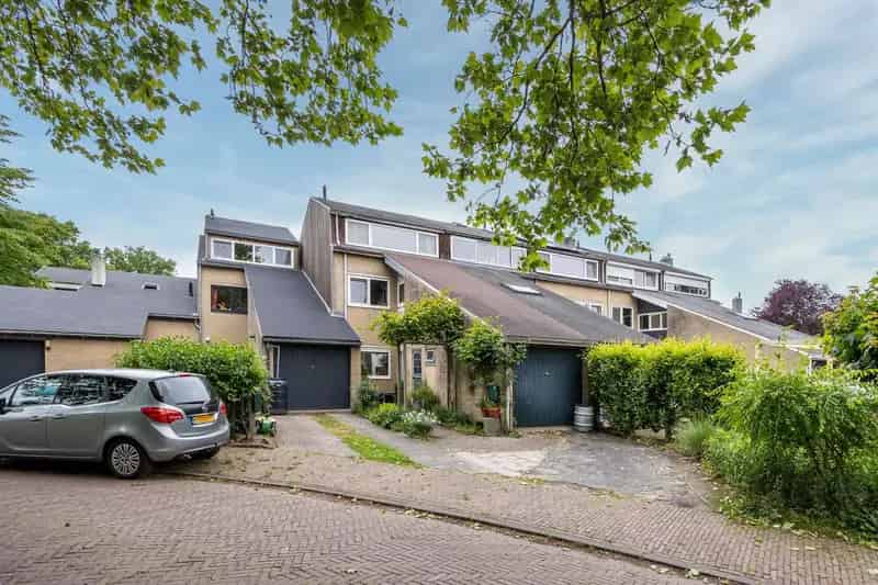 Huis te koop Leusden: Royale Skidakwoning met 4 slaapkamers en tuin