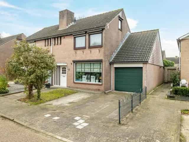 Ruime 4 Slaapkamers 2 Onder 1 Kapwoning met Garage en Zonnepanelen