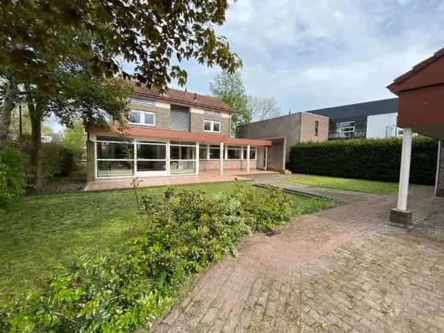 Vrijstaande Villa 240m2 6 Slaapkamers 3 Badkamers Carport Garage Tuin