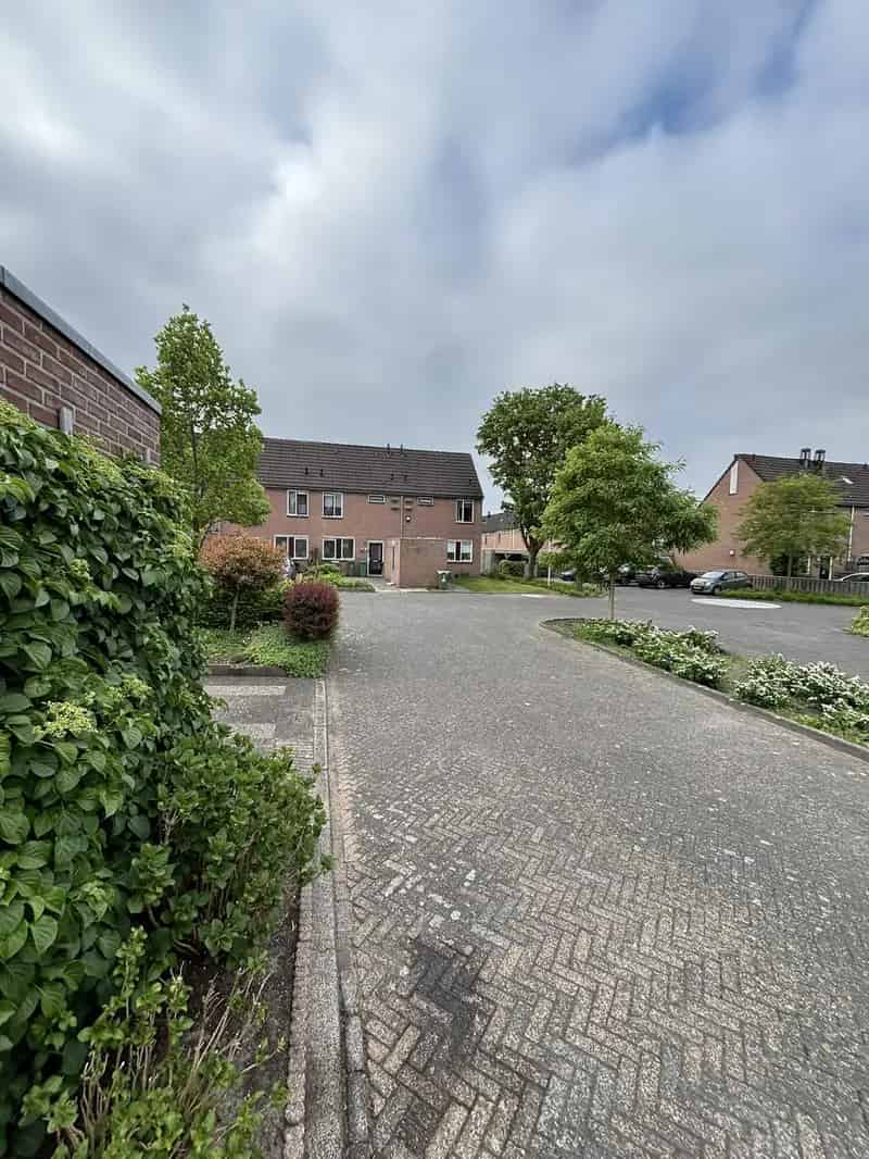 Brinkweg 19: Rustige woning nabij winkels en scholen