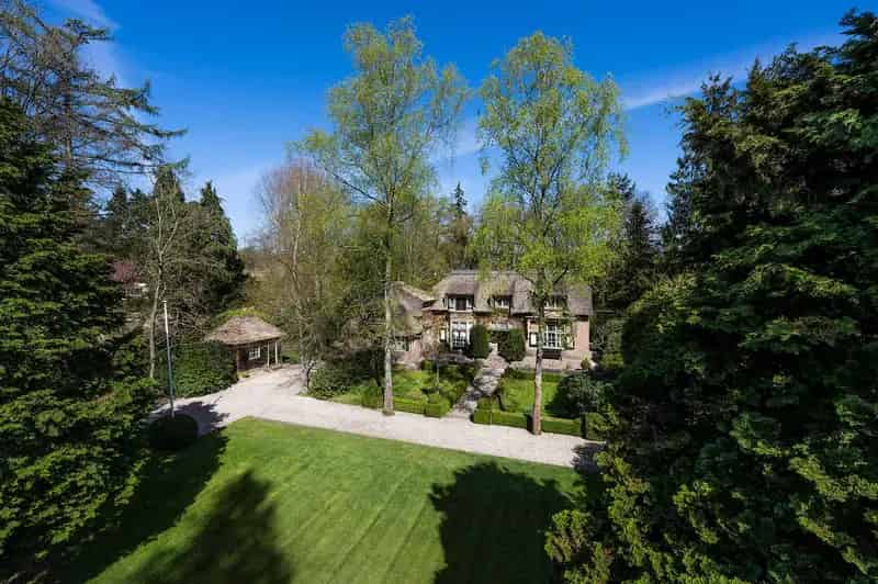 Villa Laren: Karakteristieke Villa met Bouwmogelijkheid