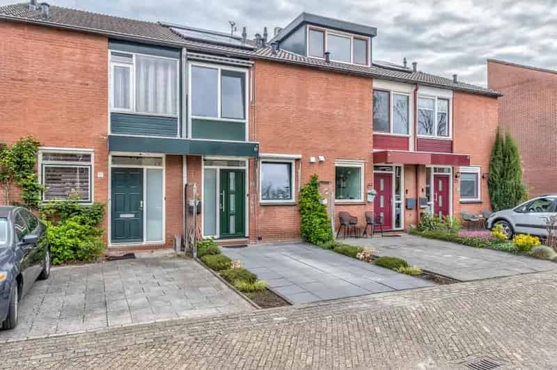 Ruime 4 Kamer Gezinswoning met Zonnepanelen en Nieuwe Kozijnen