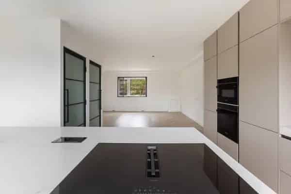 Te renoveren eindwoning met garage en luxe keuken
