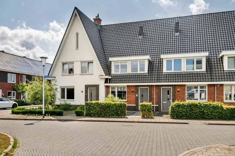 Moderne Tussenwoning Deest 4 Slaapkamers Tuinkamer
