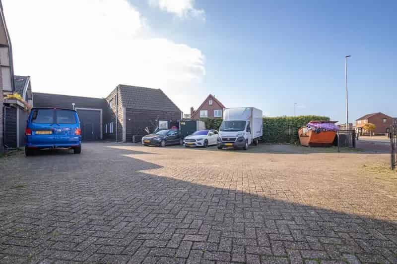 Charmante 2-onder-1-kapwoning met bedrijfshal