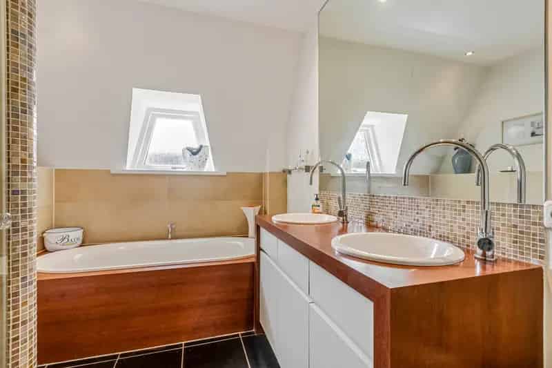 Bosrand 5 Lunteren: Luxe Villa met Bijgebouw nabij Bos en Station