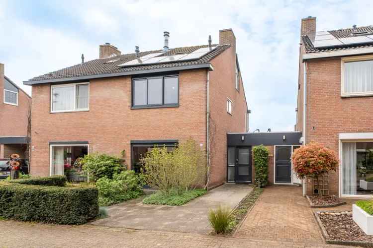 Tweekapper Oosterhout 3 slaapkamers 15 zonnepanelen tuin