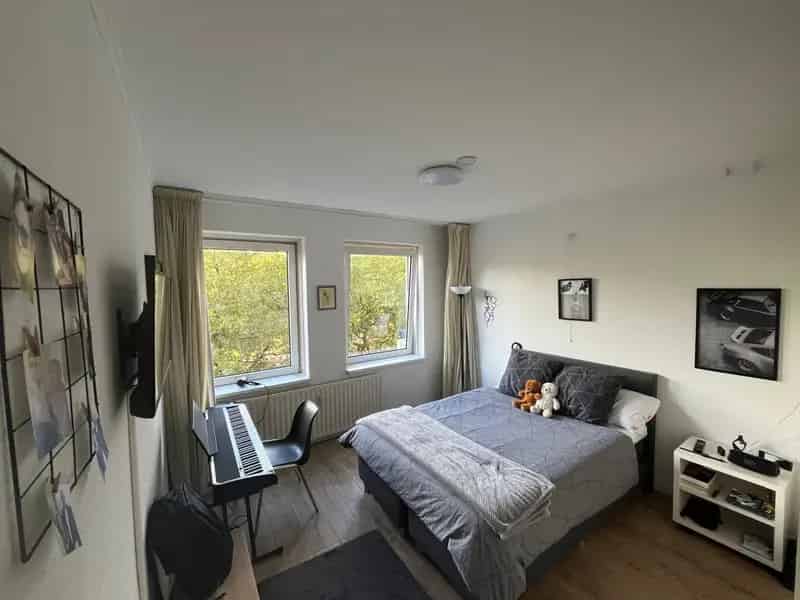 Ruime Slaapkamer Amsterdam Zuid Nabij Openbaar Vervoer