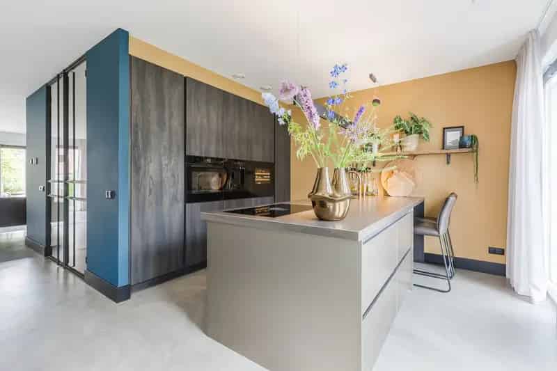 Luxe 2-onder-1-kapwoning aan vaarwater 4 slaapkamers