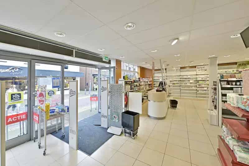 Winkelruimte met Appartement te Putten A1 Locatie