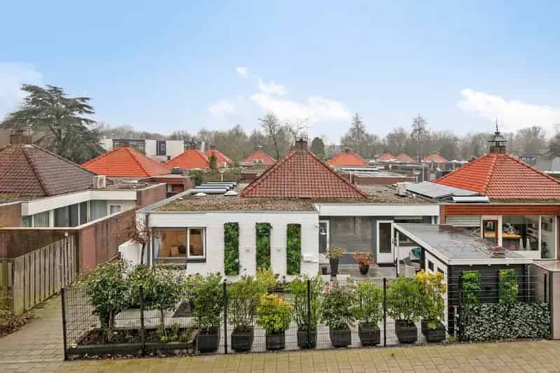 Huis te koop Capelle aan den IJssel: unieke bungalow met tentdak