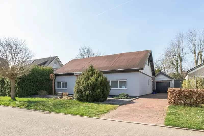 Semi-bungalow Moergestel: Ruime woning met garage en kantoor aan huis