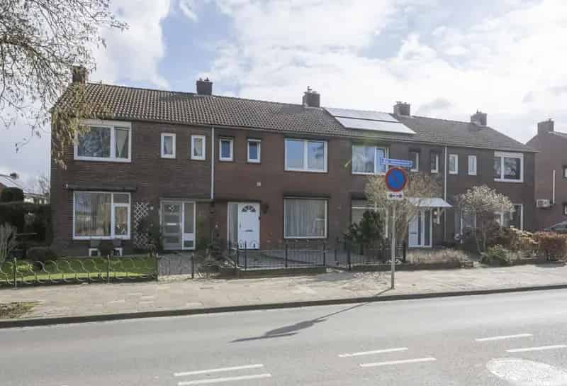 Tussengelegen woning met 3 slaapkamers en tuin