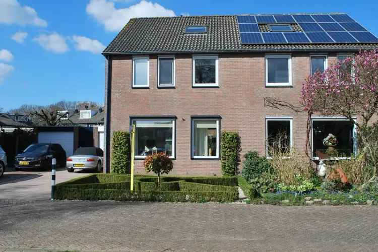 Ruime 2-onder-1-kapwoning te koop in Oosterhout