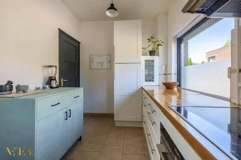 Ruime 2-onder-1 Kapwoning met Twee Badkamers en Diepe Tuin