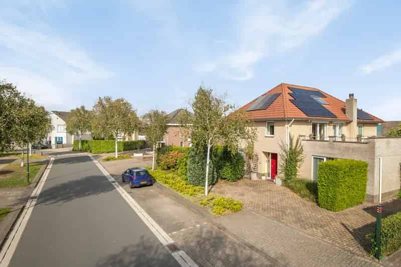 Kantoorruimte Geldrop: Vrijstaand woonhuis met kantoor aan huis