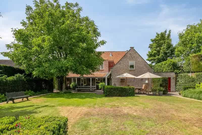 Huis te koop Meerle: Ruime villa met tuin en garage
