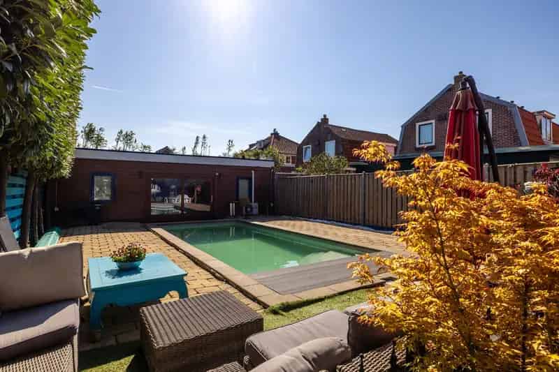 Vrijstaande woning met zwembad te koop in Zwanenburg