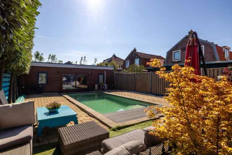 Vrijstaande woning met zwembad te koop in Zwanenburg