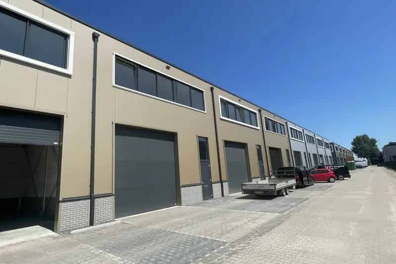 Bedrijfshal te Huur Amstelveen - Representatieve Unit met Kantoor