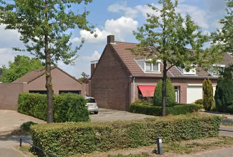 Half vrijstaand woonhuis met dubbele garage en grote tuin